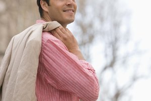 Arréglate para un día casual de primavera con un abrigo deportivo de verano.