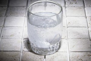 El bicarbonato de sodio neutraliza el ácido del estómago y alivia el dolor.