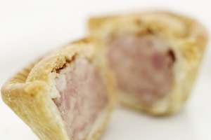 La empanada es una pasta rellena con un relleno dulce o salado.