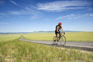 Anda en bicicleta en terrenos planos para evitar sobrecargar los músculos.