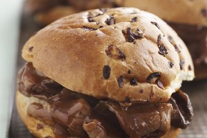Carne asada en rodajas finas es el principal ingrediente de un french dip sandwich.