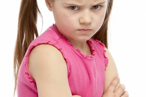 Los niños reaccionan impulsivamente cuando se enojan, lo que resulta en empujones.