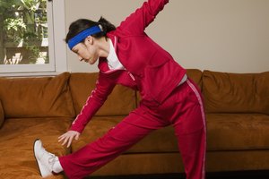 Calentar y estirarse antes de hacer ejercicio ayuda a prevenir los calambres.