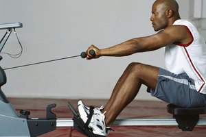 Las maquinas de remo son comunes en los gimnasios, aunque deberás pagar una cuota sin duda es un excelente ejercicio para tonificar tu pecho y otras áreas de tu cuerpo.