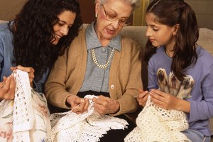Los adolescentes pueden aprender mucho si entablan lazos con un abuelo mientras realizan algún proyecto artístico.