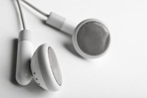 Los auriculares son utilizados ampliamente con los teléfonos y reproductores de medios portátiles.