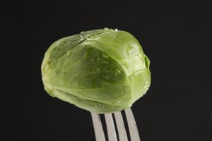 Los nutrientes de las coles de Bruselas pueden ayudar a tensar la piel.