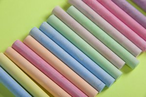 Puedes usar tiza para darle color a tu cabello, procura usar los colores de tu escuela.