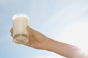 La leche contiene cantidades sustanciales de calcio.