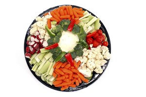 La salsa para mojar de espinaca con vegetales frescos es una alternativa nutritiva a las patatas (potatoes) fritas.