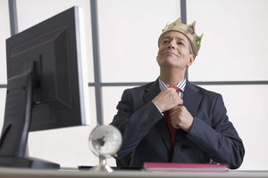Puesto que todo el día es su cumpleaños, corónalo como rey por todo un día.