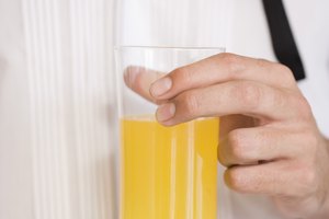 Puedes crear tus propias fórmulas para limpiar tu organismo en casa.