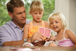 Además de los juegos de mesa, muchos adultos y niños juegan con las consolas.