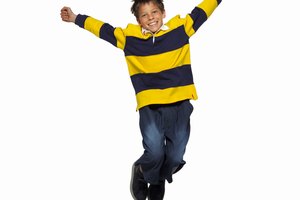 Las actividades de Vacaville para niños incluyen saltar en un centro de trampolines.