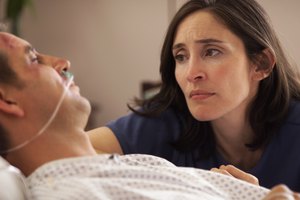 La insuficiencia renal crónica no muestra síntomas sino hasta que está en una etapa avanzada.