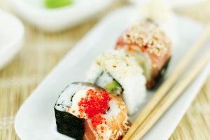 El pescado crudo en el sushi contiene bacterias que pueden ser dañinas para ti y tu bebé.