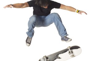 La patineta gira en el aire durante un