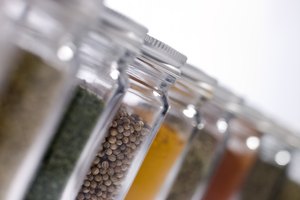 Usar hierbas y especias para usos culinarios y medicinales data del año 2600 a.C. por los antiguos egipcios.
