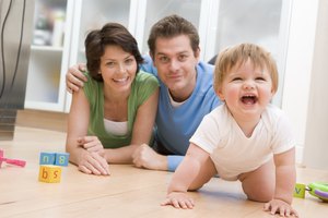 Fomentar las actividades físicas, tales como gatear o moverse más rápido, ayuda a tu hijo a que se desarrolle.
