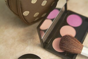 El bronceador agrega un color de aspecto natural al rostro.