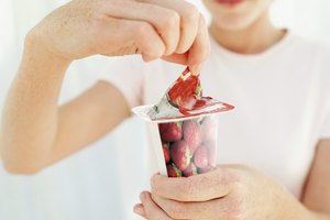 Endulza tu yogur por ti misma, agregando frutas y miel.