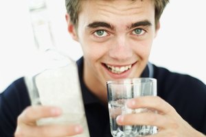 Puedes usar vodka para hacer una deliciosa bebida o para limpiar tu casa.