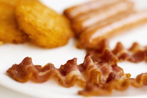 El tocino es una opción rica en calorías y grasa.