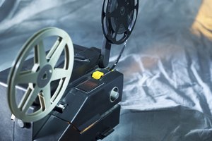 Puedes ver películas en casa con una pantalla enrollable.