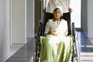 Estar en un hospital puede ser atemorizante para el niño, pero regresar a casa también puede ser duro.