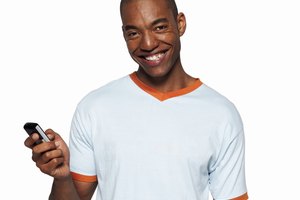 Los teléfonos celulares con capacidades de mensajería de texto ofrecen una manera rápida de enviar mensajes a otros usuarios de teléfonos celulares o mensajes a sitios de redes sociales, como Twitter.