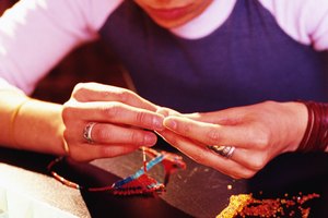 Le puedes ayudar a aprender a hacer joyas con alambre de plata, cuentas de collar, anillas de fijación y broches para joyas.