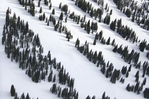 Las líneas de caída dirigen un camino hacia abajo de la colina y están determinadas por los contornos de la montaña.