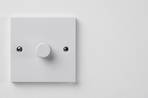 Los reostatos son un tipo de resistencia variable utilizados como reguladores de luz en los hogares.