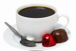 Come un pequeño trozo de chocolate amargo con una taza de café negro en lugar de una bebida de cafetería.