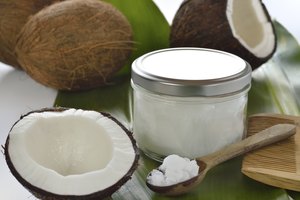 Cocos y tarro de aceite de coco.