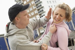 Los signos de abuso físico incluyen hematomas u otras lesiones inexplicables.