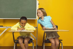 La presión de los padres para el éxito académico a veces puede dar lugar a copiarse en la escuela.