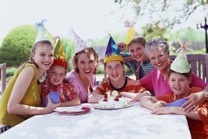 La familia y los amigos pueden estar juntos para hacer especial el cumpleaños del adolescente.