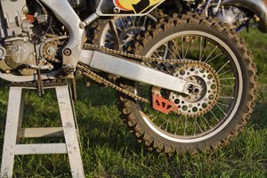 Cuando se desmontan, las motocicletas tienen un marco básico con la suspensión adjunta.