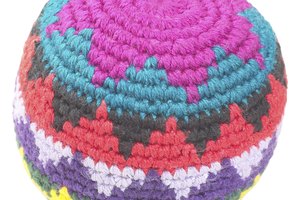 Los niños pueden jugar juegos puff para practicar sus habilidades de motricidad gruesa.