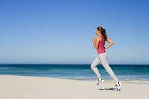 Realiza estiramientos después de correr cuando tus músculos están calientes para prevenir una lesión.