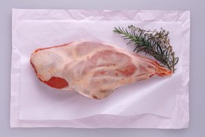 Cocina tanto en seco como con el calor húmedo para lograr una pierna de cordero jugosa y tierna.