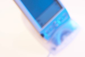 La corriente se dirige desde la toma hacia la fuente de alimentación que generalmente convertirá la energía en CA y la devolverá en CC en cualquier voltaje que tus baterías necesiten.