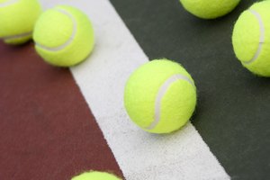 La pelota de tenis esta hecha de un núcleo de caucho hueco.