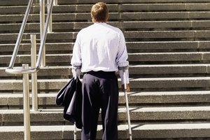 ¿Peligro para pasar? Puedes subir escaleras con una pierna rota.