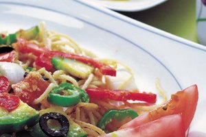 Con algunos sustitutos saludables, puedes disfrutar de las pastas dentro de una dieta baja en carbohidratos.