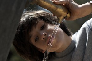 Haz que tu hijo beba bastantes fluidos para evitar los calambres.