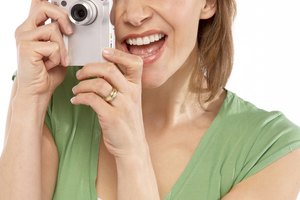 El programa Adobe Photoshop CS4 puede cambiar el tamaño de varias fotografías de una vez con unos pocos comandos.