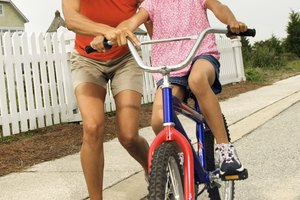 Practica las reglas de seguridad en la bicicleta con tus hijos.