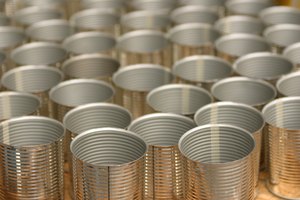 Una lata de metal vieja de comida funcionará como amplificador para la antena.